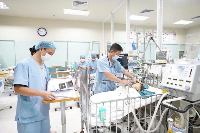 Bác sĩ Bệnh viện Nhi Trung ương thăm khám cho trẻ sau ca ghép gan