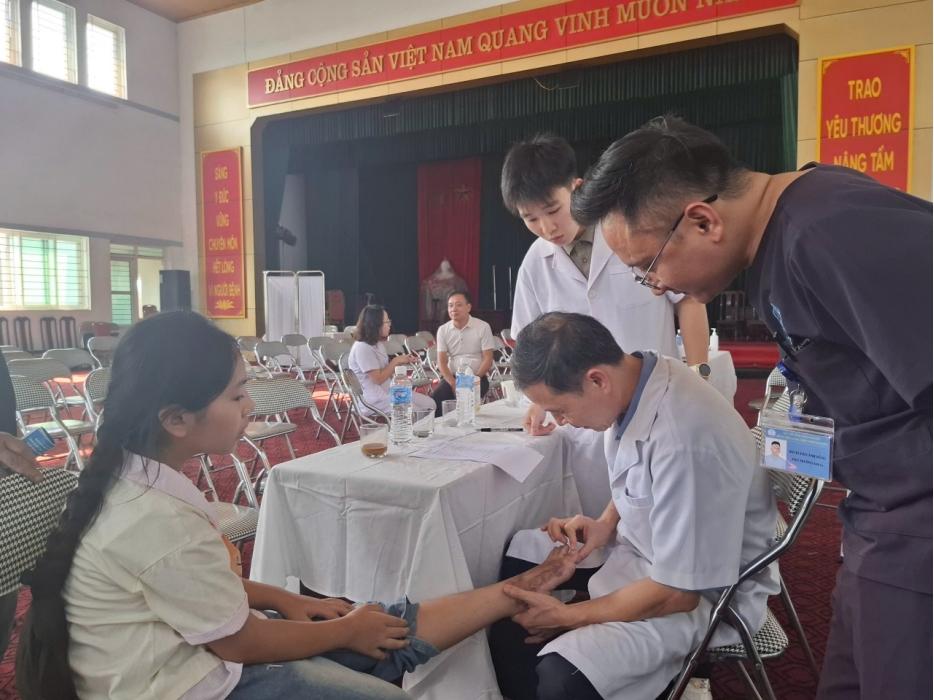 Bác sĩ khám cho bệnh nhân bị khuyết tật ở chân