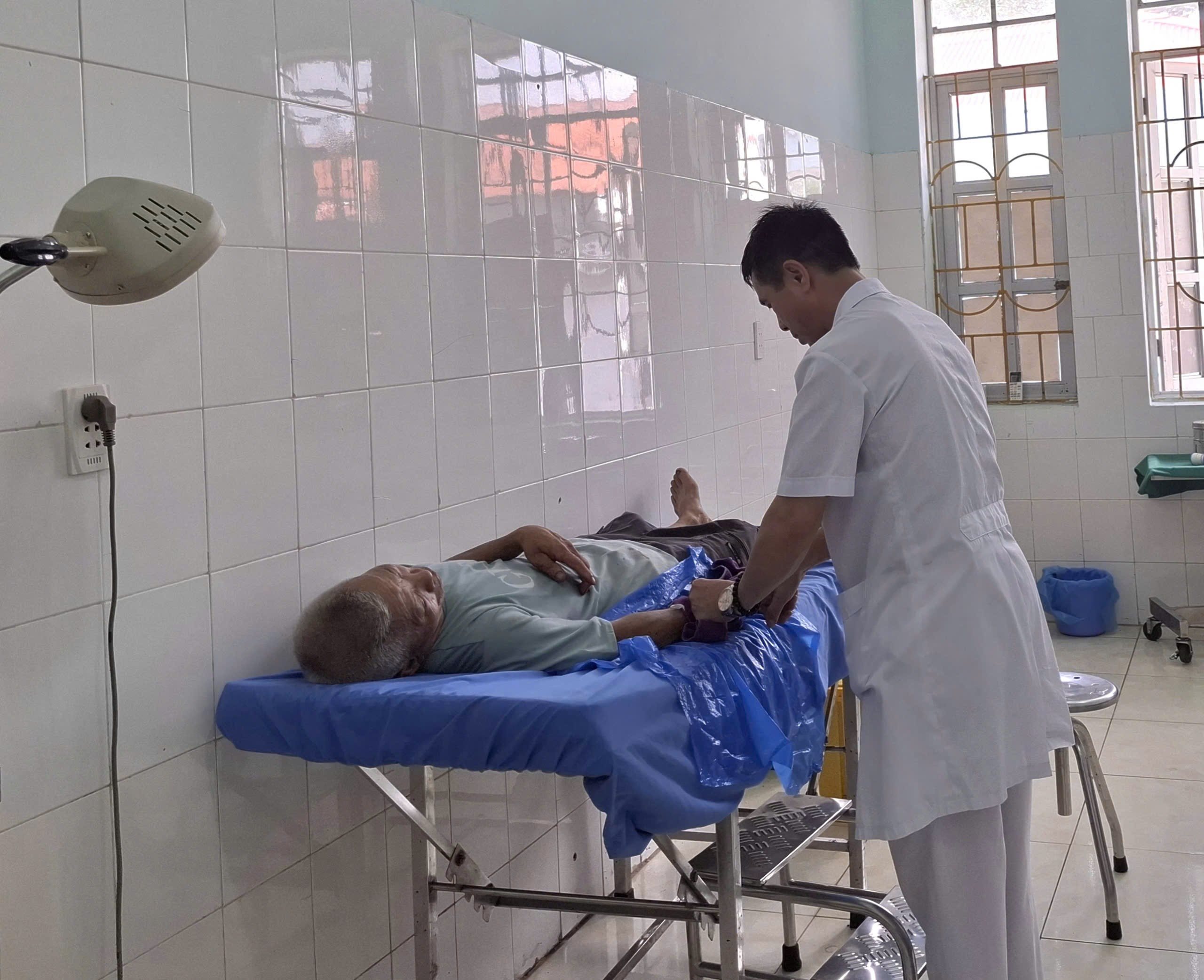 Bác sĩ cấp cứu cho bệnh nhân tại Bệnh viện Chợ Mới