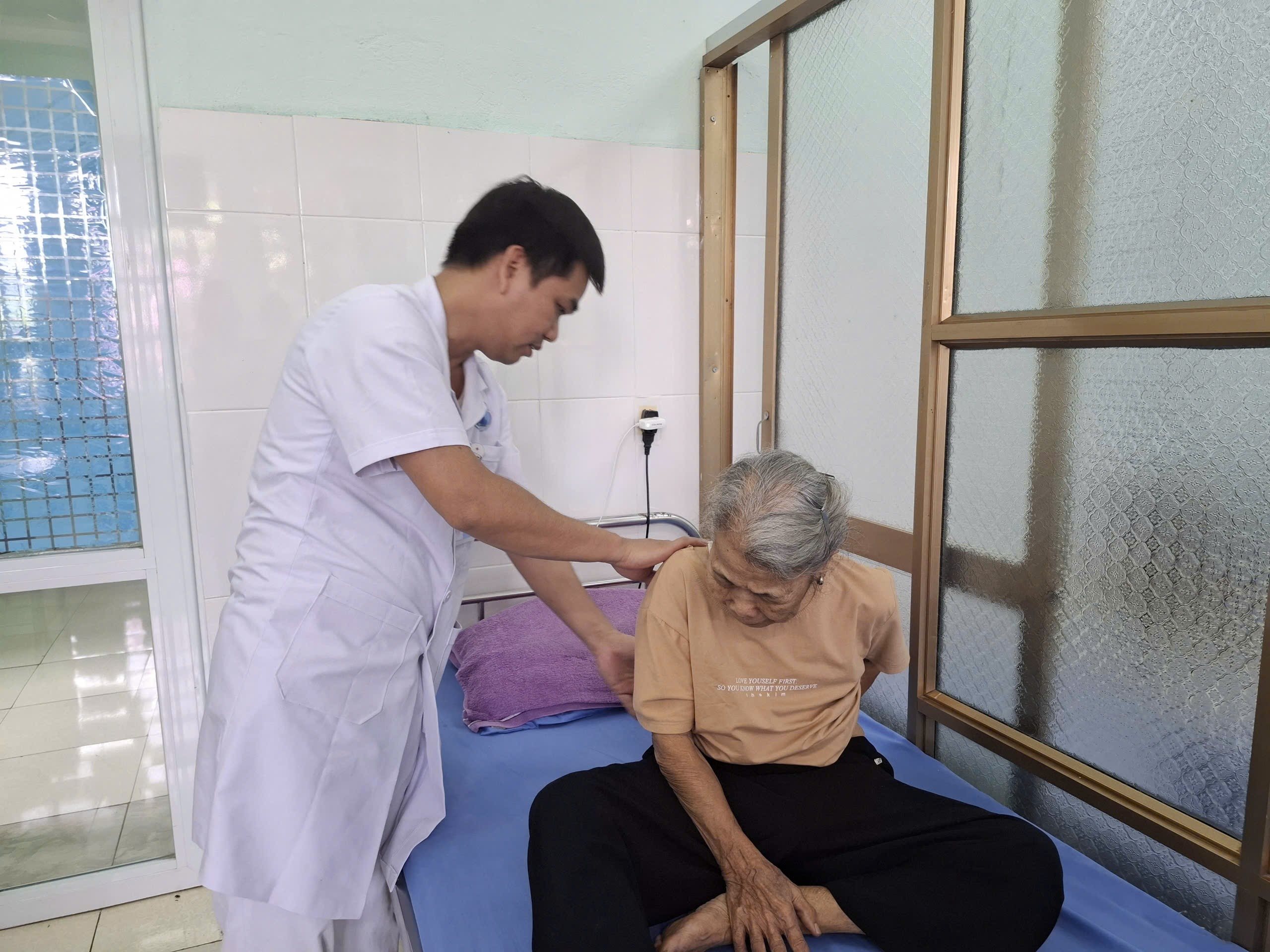 Bác sĩ thăm khám bệnh cho bệnh nhân nội trú Khoa Y học cổ truyền