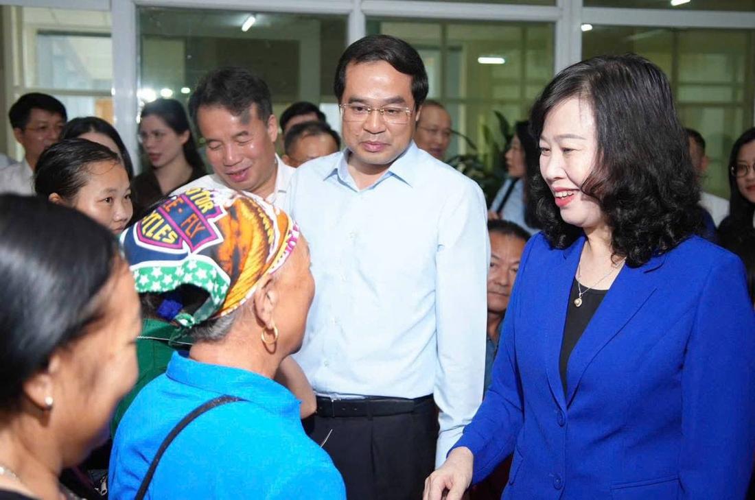 Bộ trưởng Bộ Y tế Đào Hồng Lan ân cần trò chuyện, lắng nghe tâm tư của người dân đến khám bệnh