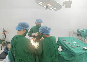 Y bác sĩ Bệnh viện Phú Lương tiến hành mổ lấy thai nhi cho sản phụ khó sinh