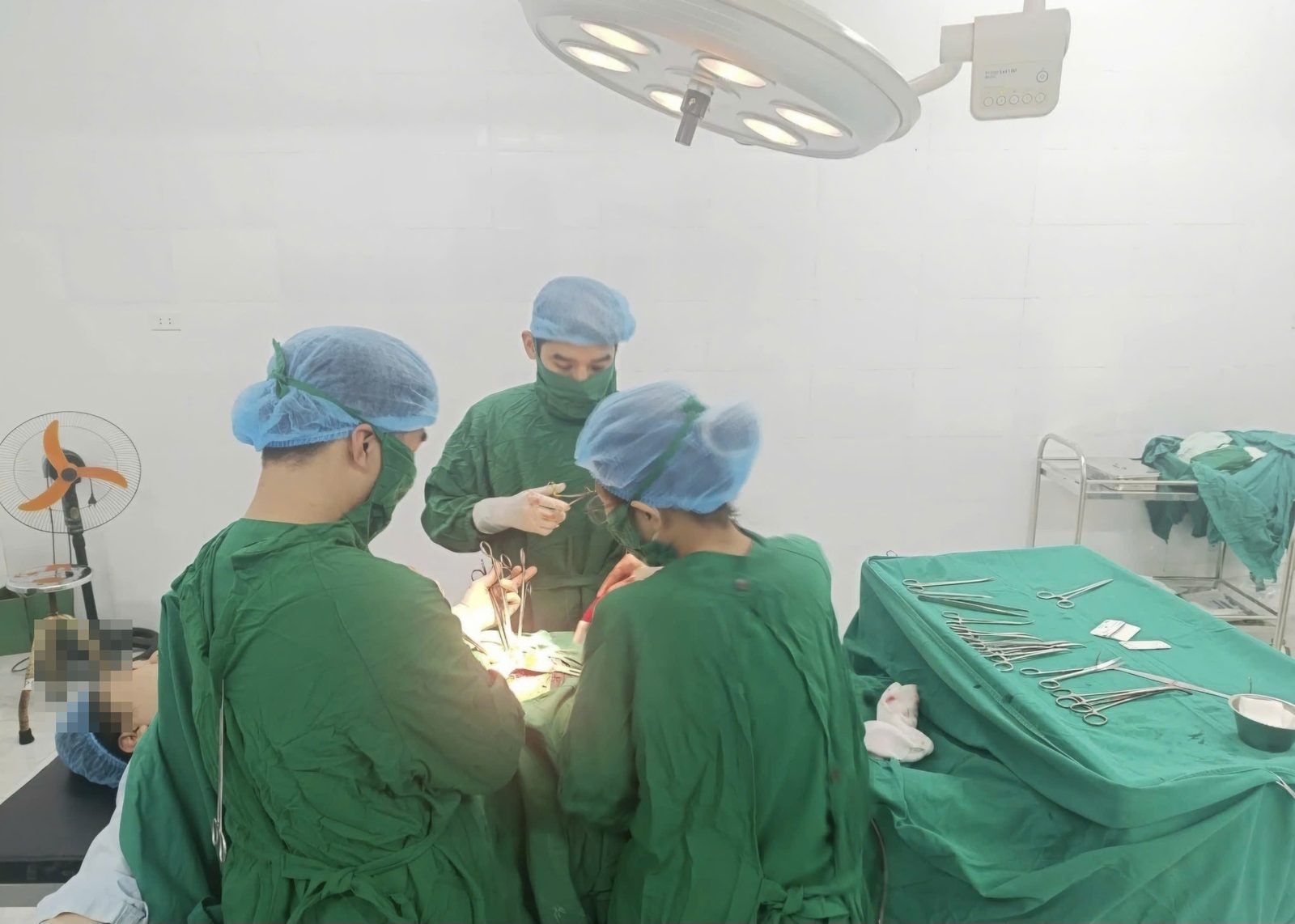 Y bác sĩ Bệnh viện Phú Lương tiến hành mổ lấy thai nhi cho sản phụ khó sinh