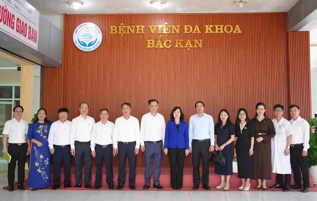 Các đại biểu chụp ảnh lưu niệm tại Bệnh viện đa khoa Bắc Kạn