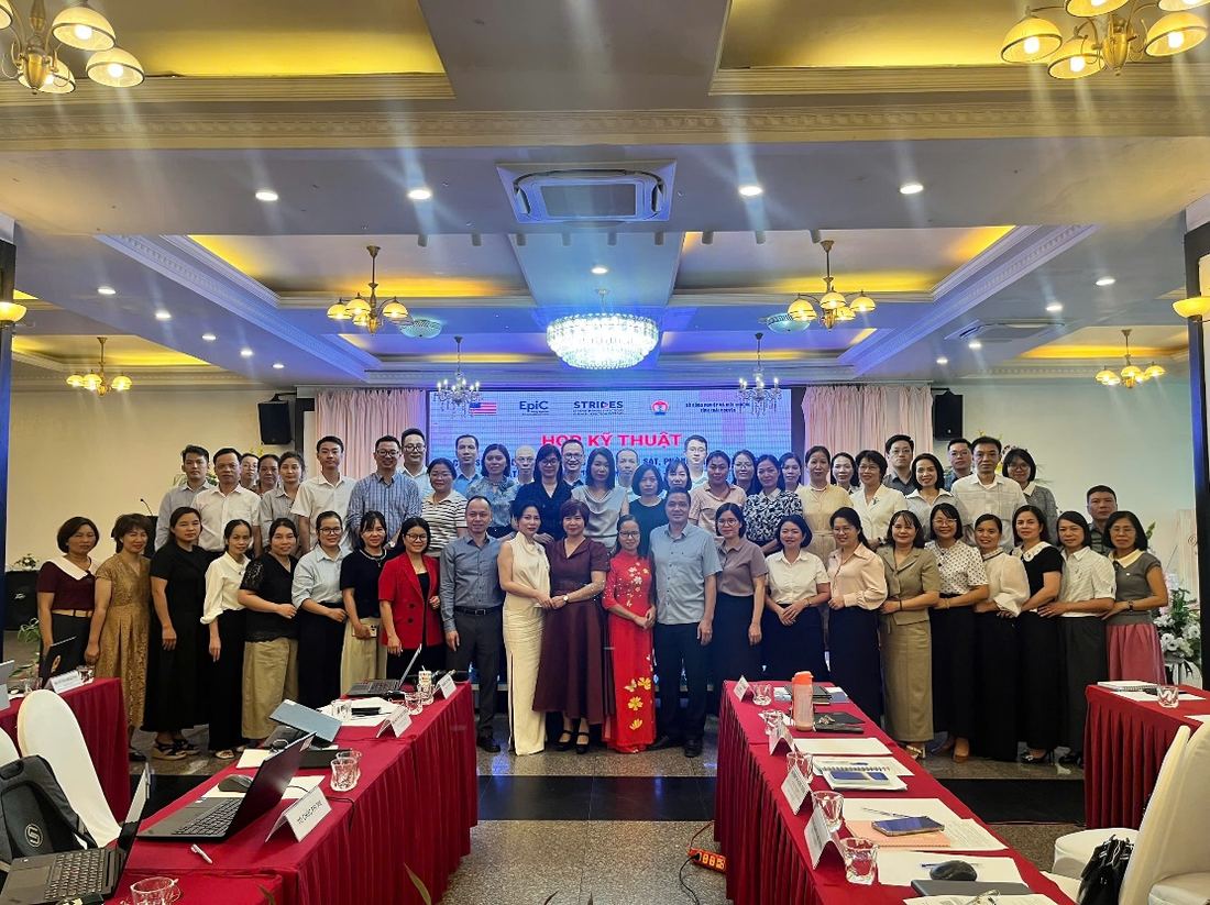 Các đại biểu tham dự Cuộc họp chụp hình lưu niệm