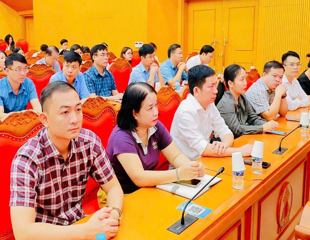 Các đại biểu và cử tri tham dự hội nghị