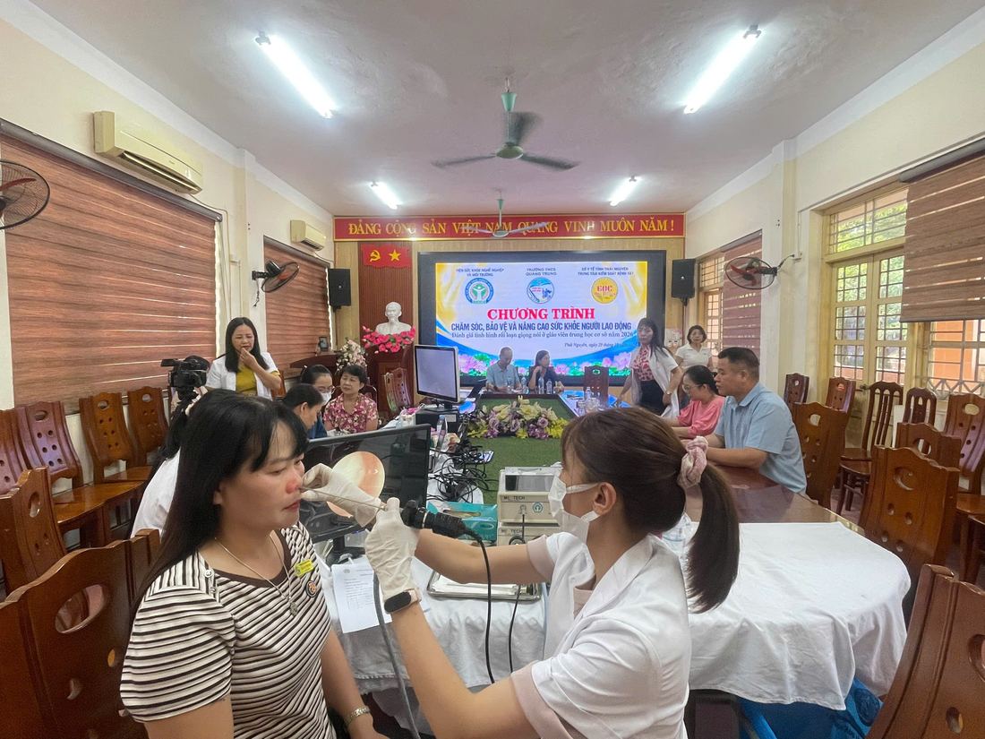 Hoạt động đánh giá sức khỏe nghề nghiệp cho giáo viên THCS và THPT.
