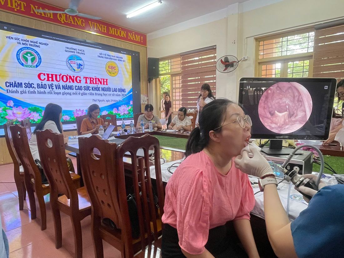 Bác sĩ thực hiện nội soi họng, đánh giá tình trạng giọng nói của giáo viên.