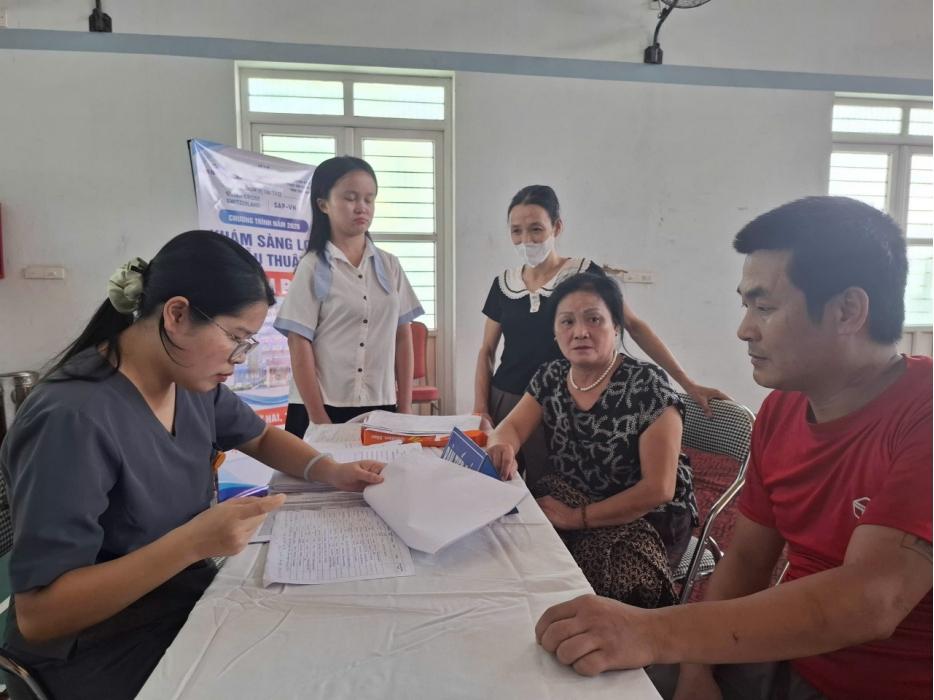 Đông đảo người dân đến đăng ký khám sàng lọc khuyết tật