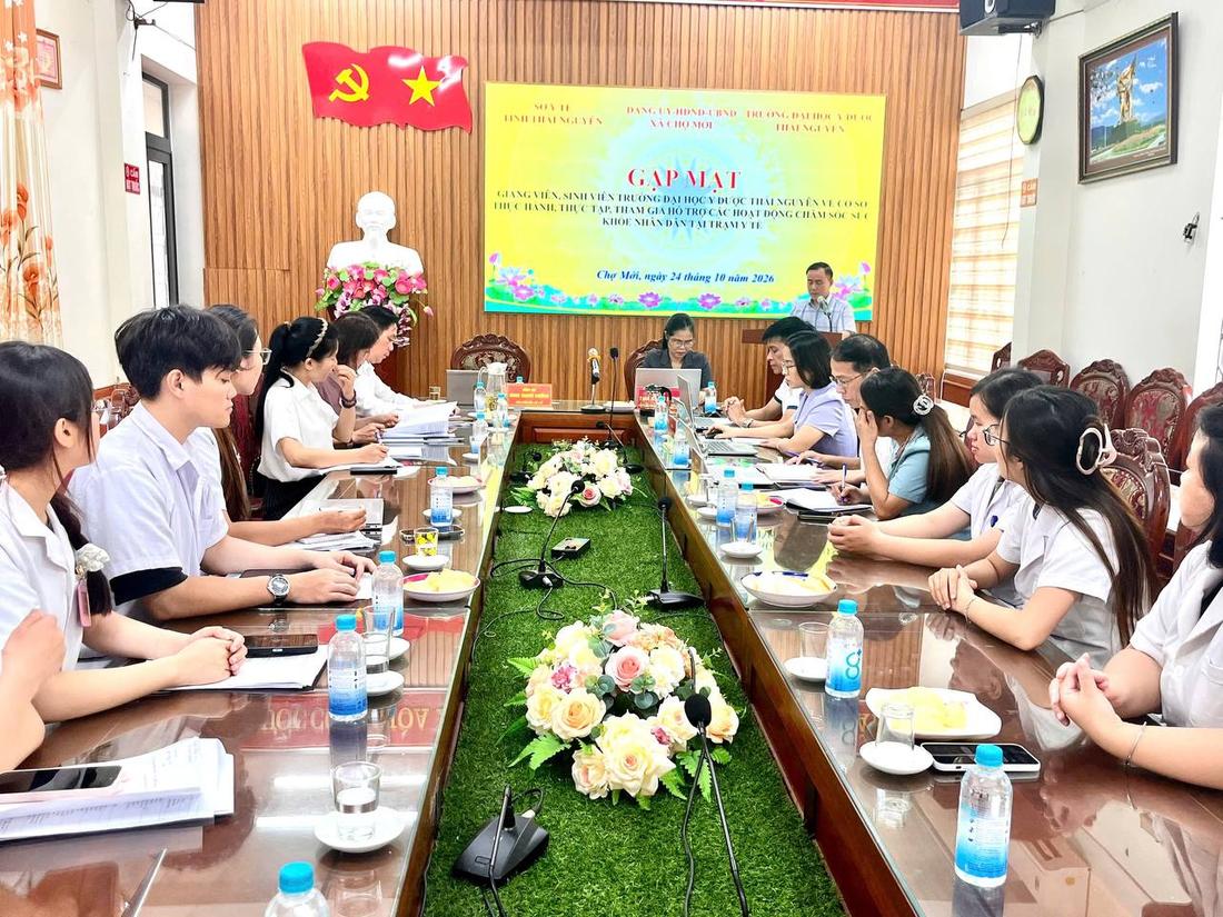 Gặp mặt giảng viên, sinh viên Trường Đại học Y - Dược Thái Nguyên về cơ sở hỗ trợ y tế tại Xã Chợ Mới