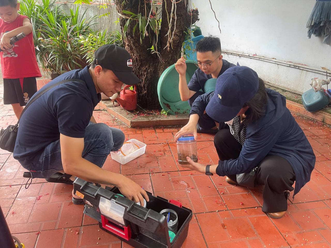 Cán bộ y tế thu thập mẫu muỗi tại hộ gia đình