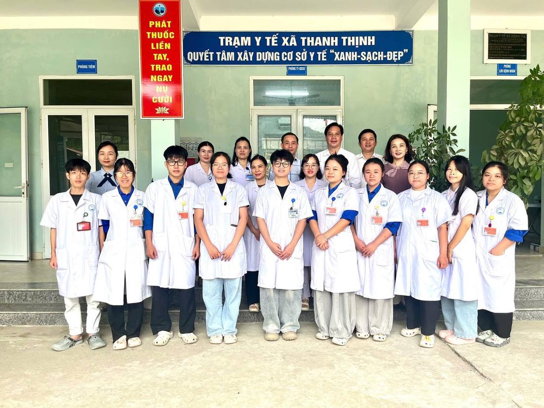 Đoàn giảng viên, sinh viên và cán bộ y tế chụp ảnh lưu niệm tại Trạm Y tế xã Thanh Thịnh