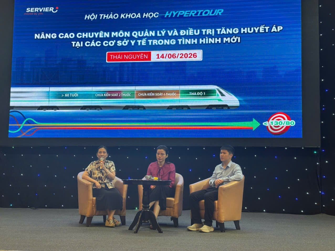 Các chuyên gia và cán bộ y tế thảo luận về quản lý, điều trị tăng huyết áp