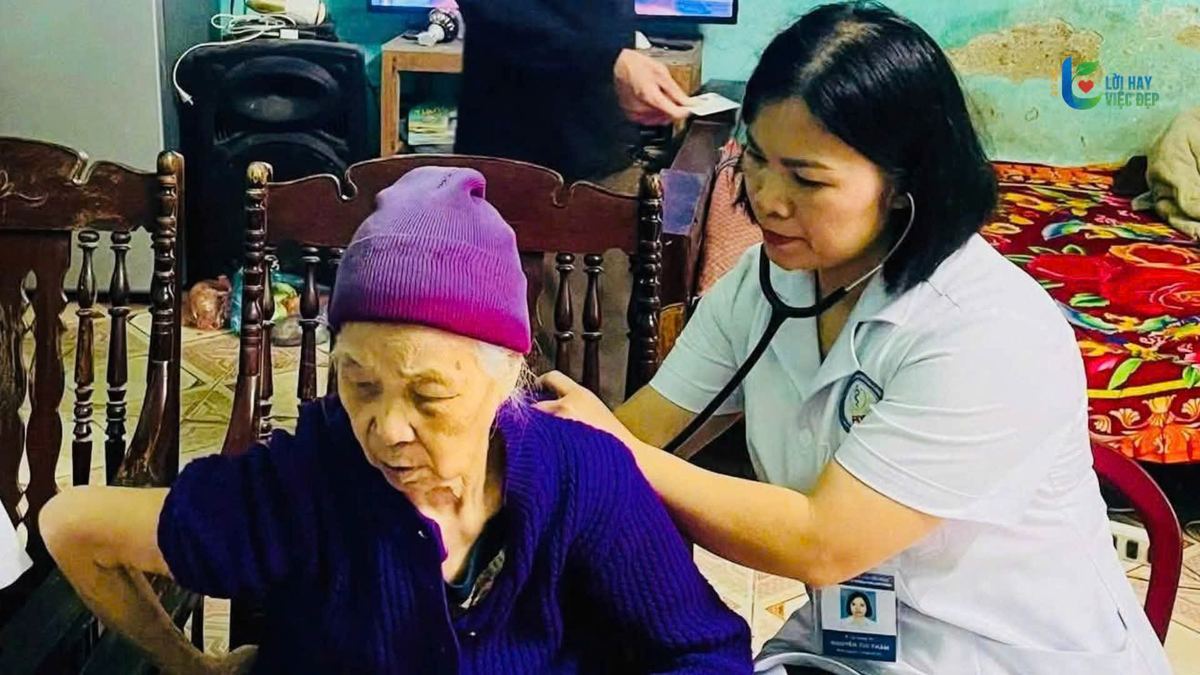 Cán bộ trạm y tế phường Phan Đình Phùng, khám sức khỏe tại nhà cho Người cao tuổi