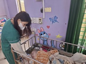 Bé sơ sinh bị não úng thủy bị bỏ rơi ngay từ khi lọt lòng được cán bộ Trung tâm chăm sóc 24/24h, nay bé đã được hơn 2 tuổi vẫn nằm một chỗ