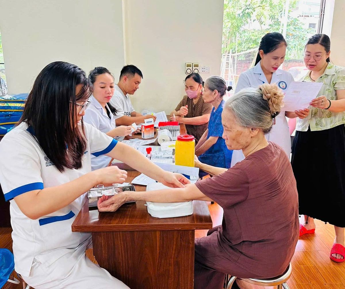 Trạm y tế Phường Phan Đình Phùng khám sức khỏe cho Người Cao tuổi