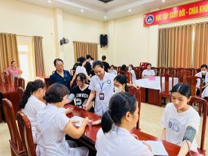 Đội ngũ y bác sĩ trạm y tế phường Phan Đình Phùng, khám sức khỏe cho học sinh trường THPT Lương Ngọc Quyến