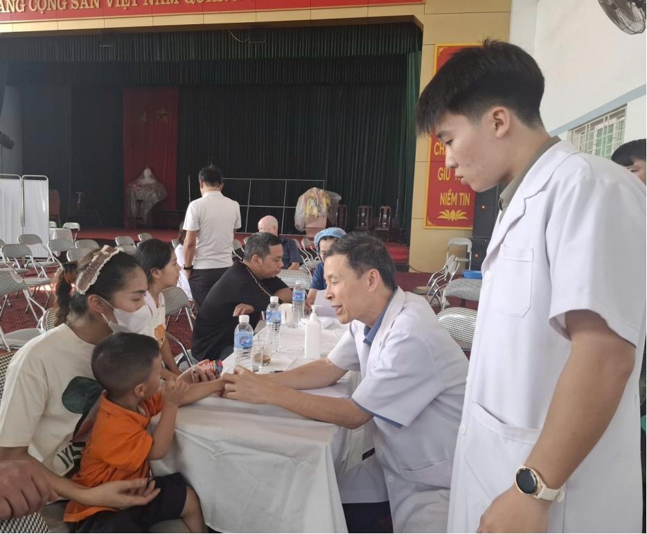 Khám sàng lọc cho bệnh nhân bị khuyết tật ở tay
