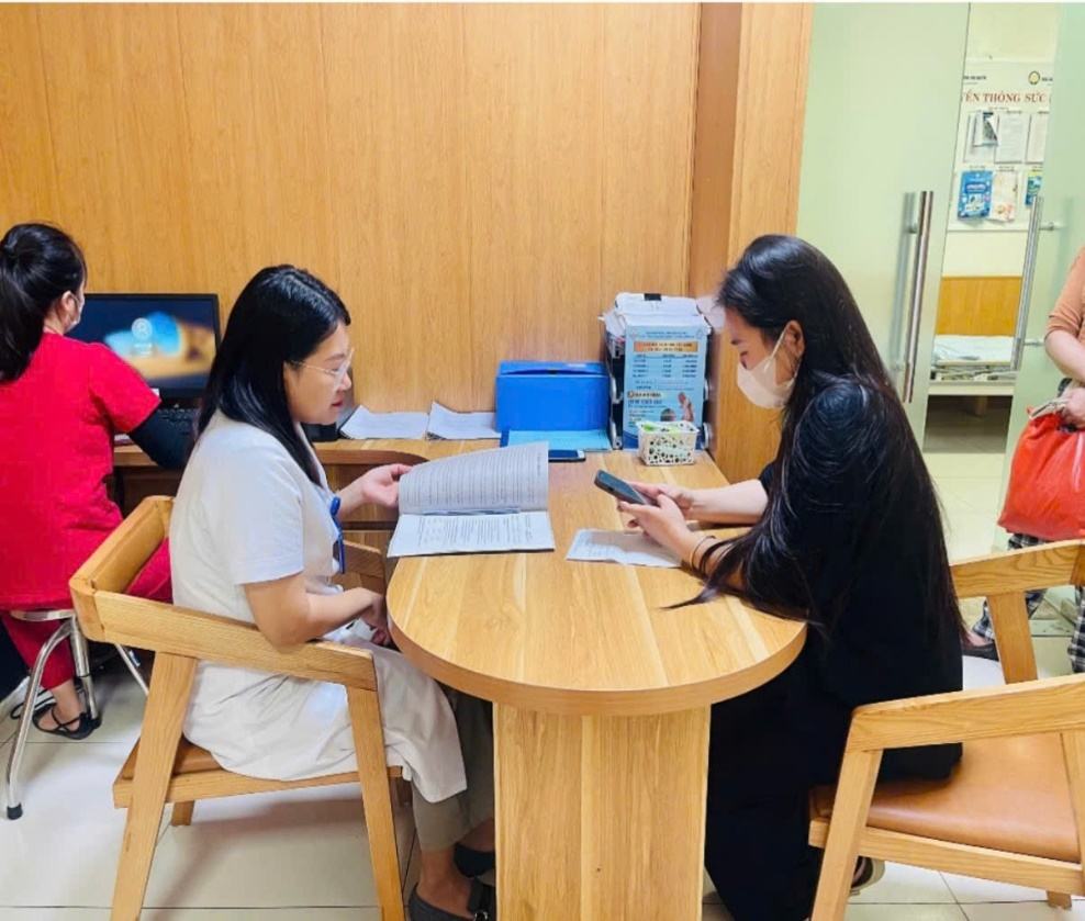 Cán bộ y tế tư vấn sức khỏe cho phụ nữ trong độ tuổi tiền mãn kinh và mãn kinh