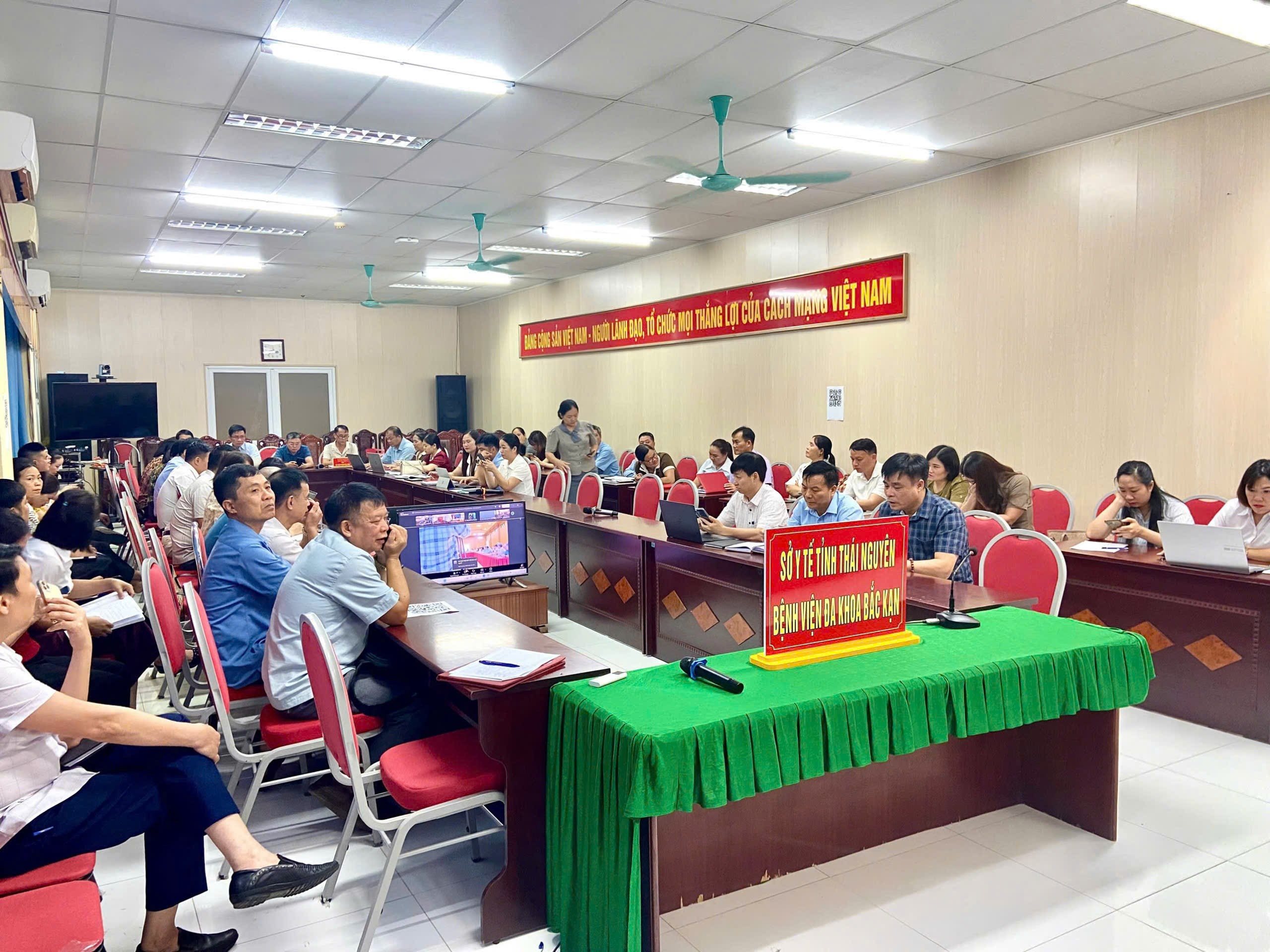 Các đại biểu tham dự hội nghị tại điểm cầu Bệnh viện Đa khoa Bắc Kạn