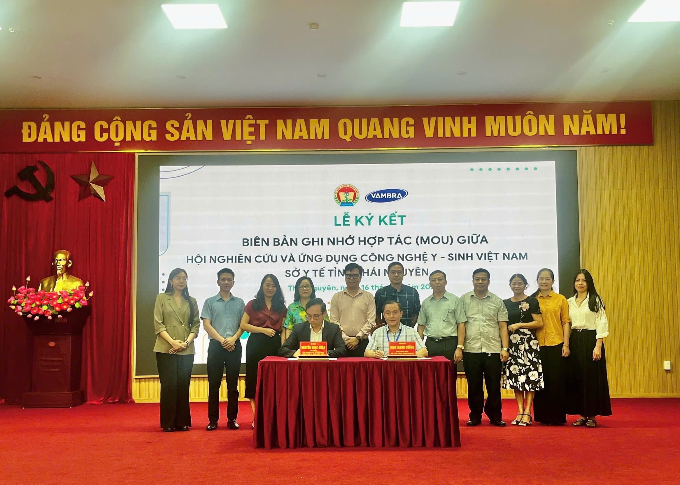 Lãnh đạo các đơn vị chứng kiến lễ ký kết Biên bản ghi nhớ hợp tác