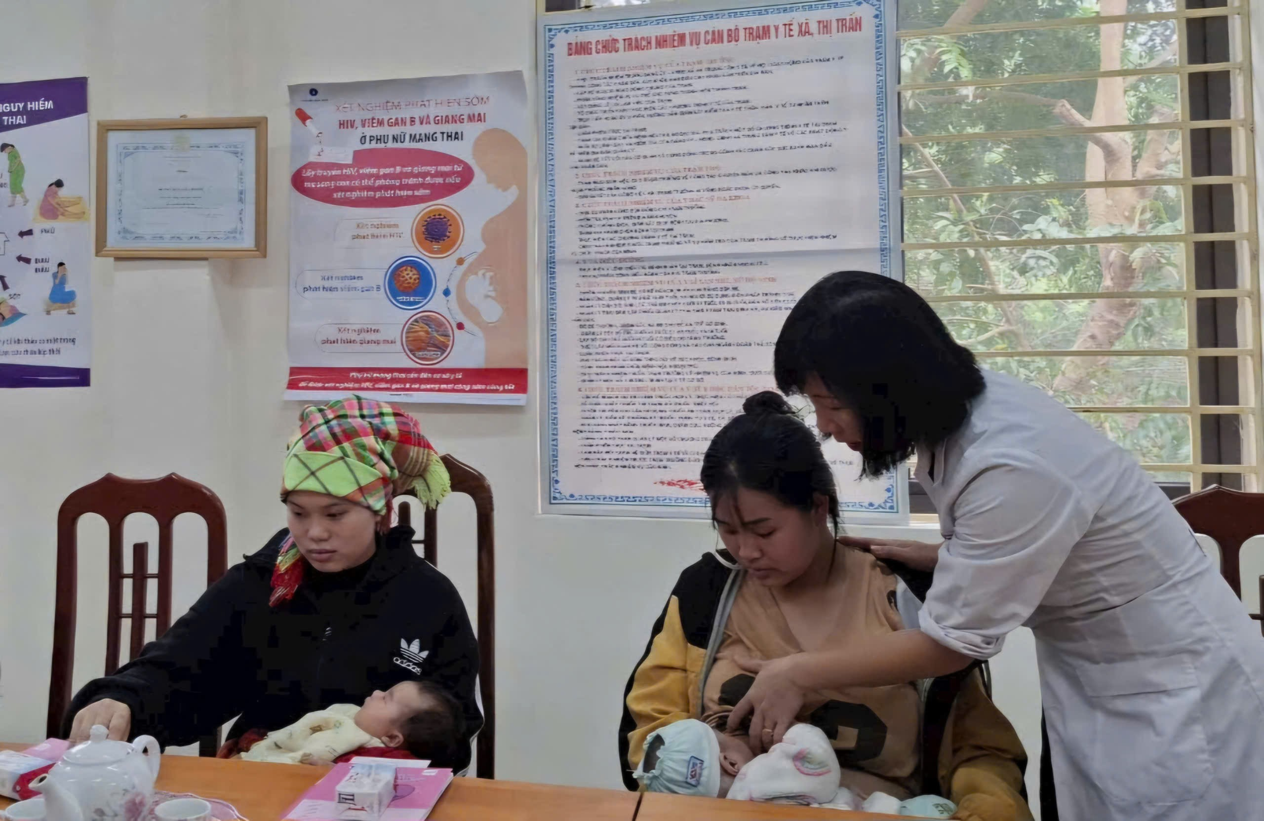 Bác sĩ Hoàng Thị Minh Toàn, PGĐ trung tâm Kiểm soát bệnh tật tỉnh hướng dẫn bà mẹ cho con bú đúng cách