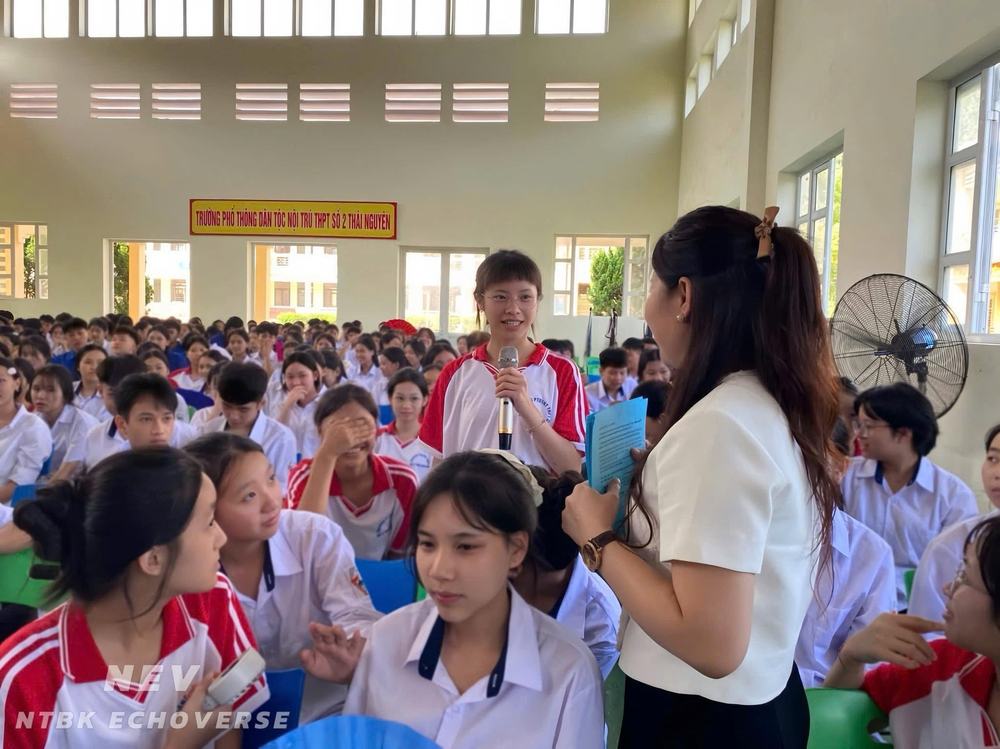 Phòng Dân số - Bảo trợ xã hội và Trẻ em, Sở Y tế tổ chức nói chuyện chuyên đề cho học sinh và cán bộ quản lý, giáo viên, nhân viên y tế trường học tại trường Phổ thông Dân tộc nội trú (PTDTNT) Bắc Kạn