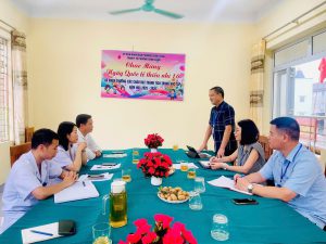 Đoàn công tác CDC Thái Nguyên giám sát tại Trạm Y tế phường Sông Công.
