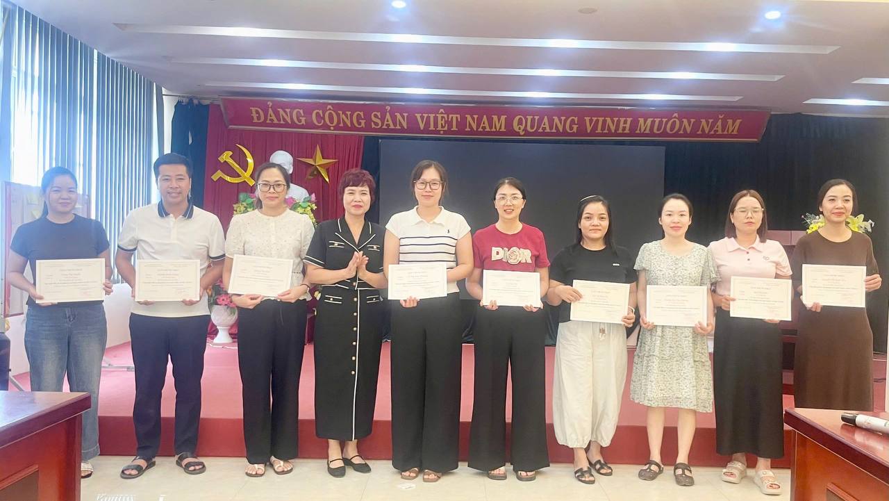 Các học viên được trao chứng chỉ sau khi kết thúc lớp tập huấn.