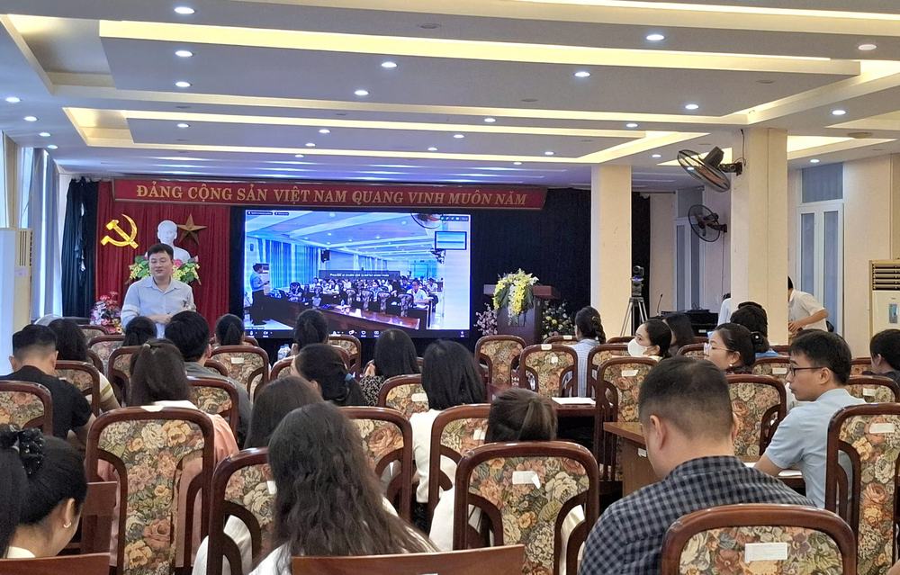 Giảng viên trình bày nội dung tập huấn về thống kê, báo cáo bệnh không lây nhiễm