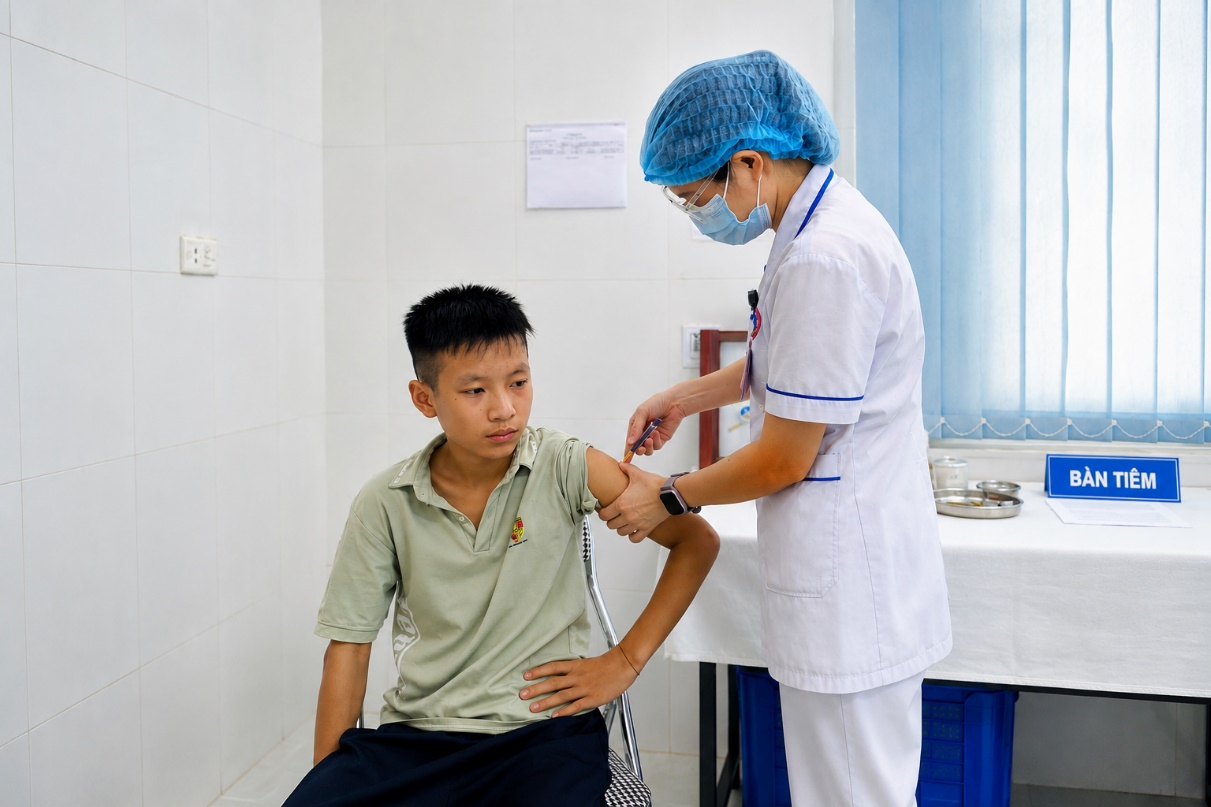 Người dân tiêm vắc xin phòng dại tại phòng tiêm chủng CDC Thái Nguyên