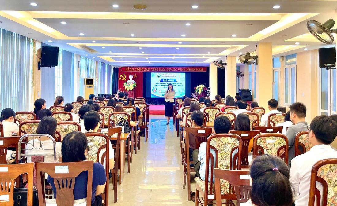 Giảng viên chia sẻ chuyên đề tại lớp tập huấn