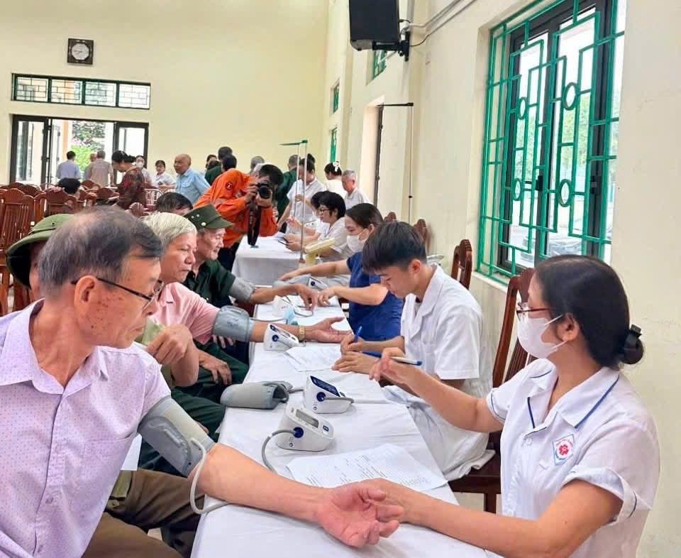 Trạm tổ chức khám sức khỏe cho người cao tuổi