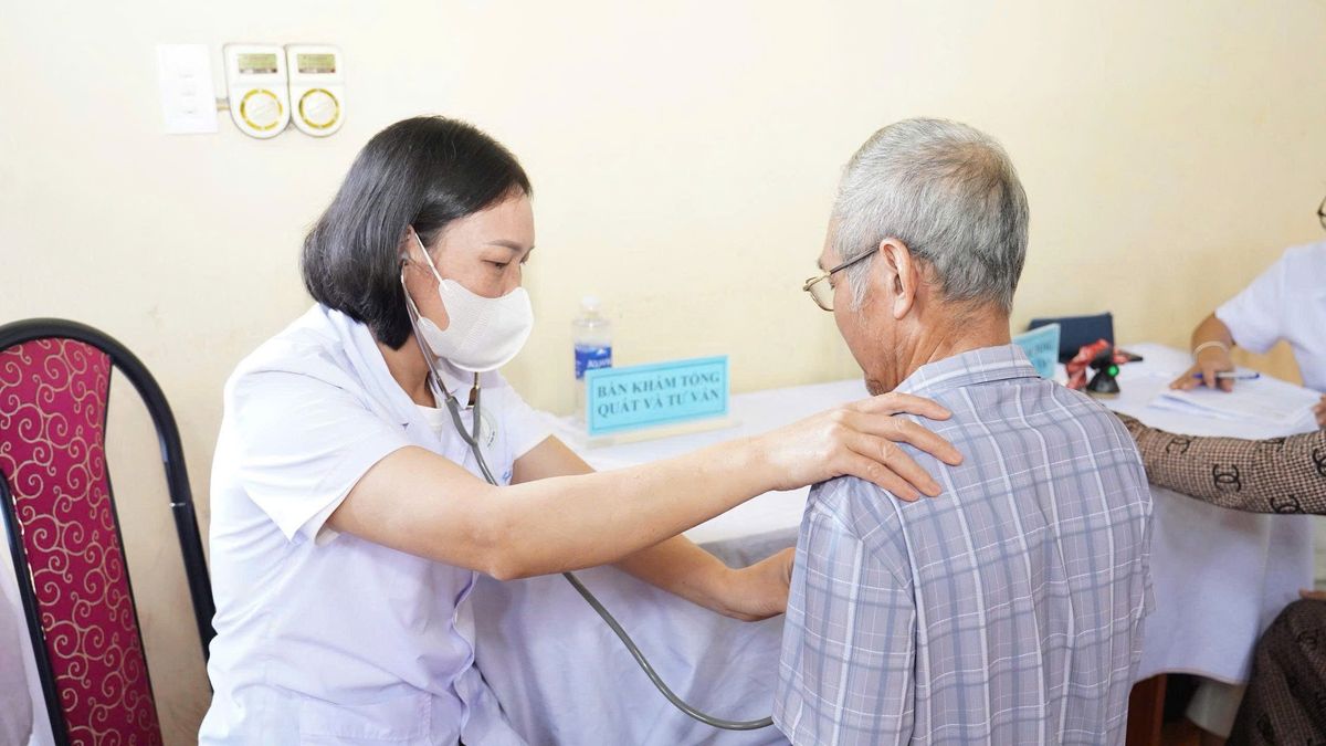 Người dân được kiểm tra sức khỏe tại trạm