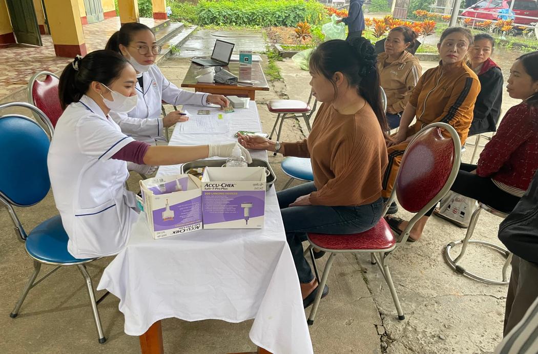 Nhân dân chủ động đến khám sàng lọc sức khỏe tại trạm