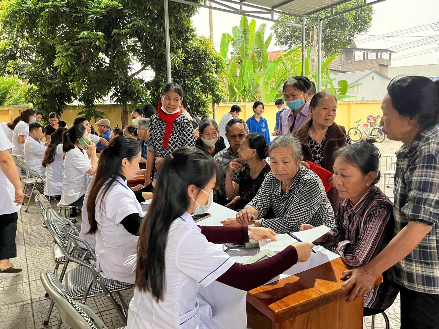 Người dân xã Đại Từ đăng ký khám bệnh miễn phí tại trạm
