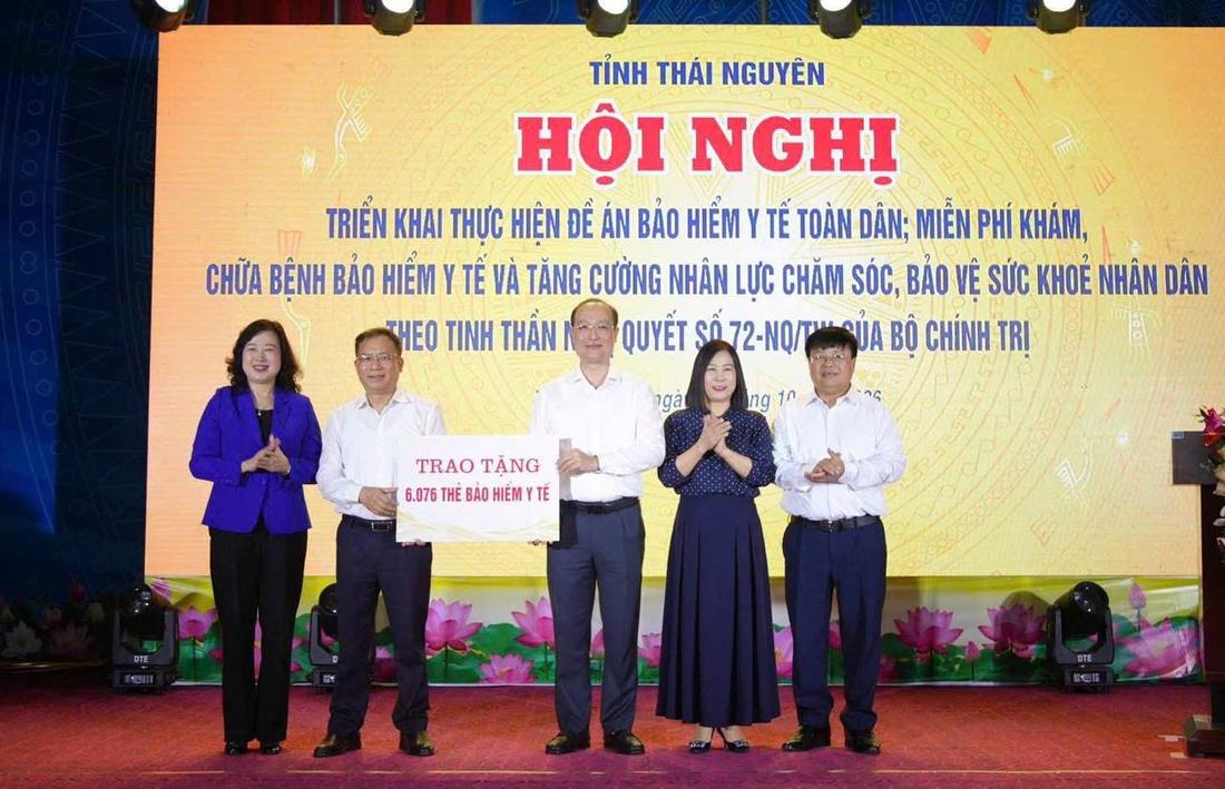 Lãnh đạo Bộ Y tế, BHXH Việt Nam và tỉnh Thái Nguyên trao biển hỗ trợ 6.076 thẻ BHYT