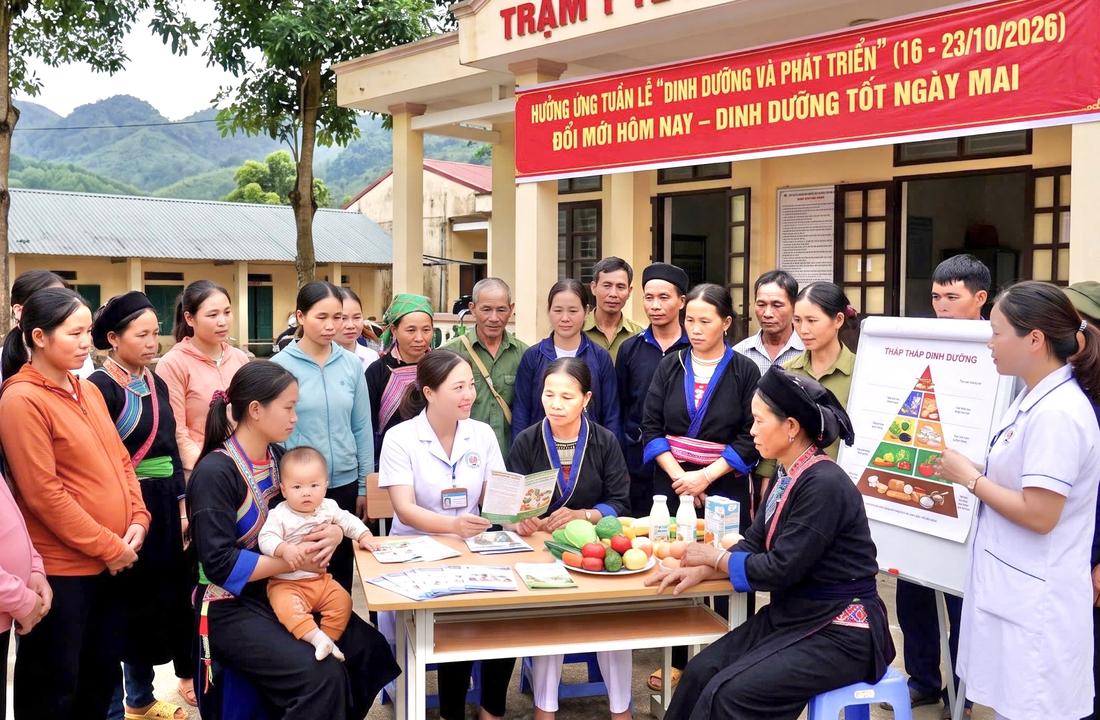 Cán bộ y tế hướng dẫn đồng bào các dân tộc thiểu số thực hành bữa ăn dinh dưỡng hợp lý