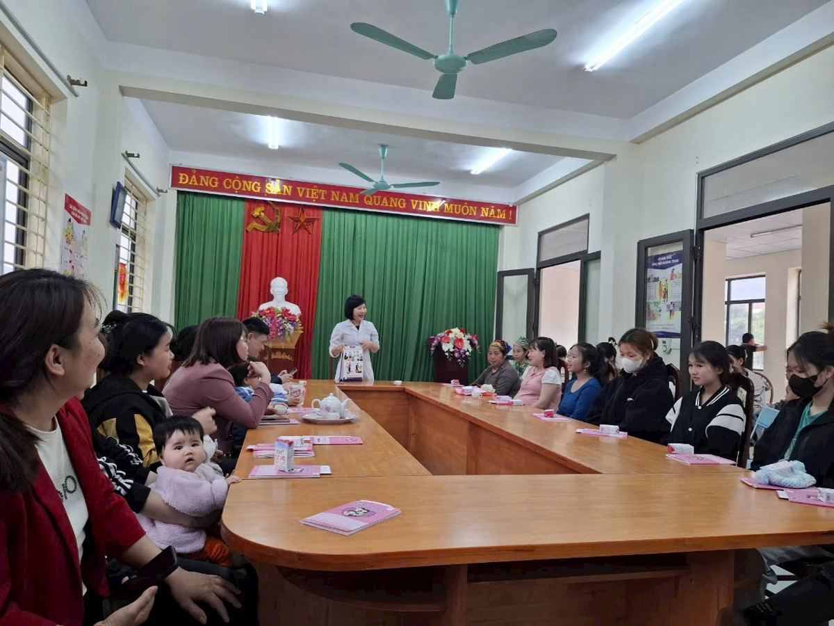 Tuyên truyền cho chị em phụ nữ mang thai và phụ nữ đang cho con bú về dinh dưỡng hợp lý.