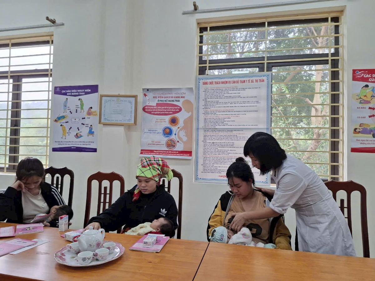 Hướng dẫn bà mẹ cho con bú đúng cách.